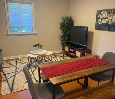 Vaughan Casa | Budget Stay For Travellers to Canada Wonderland,Toronto