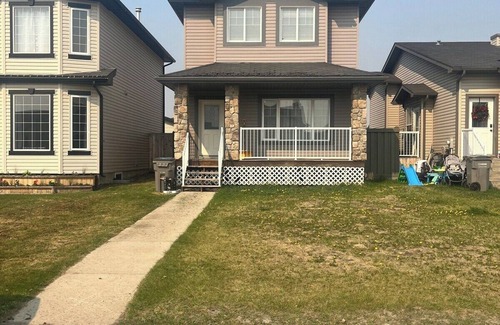 Grande Prairie Apartamento | Budget Stay | Kitchen Essentials | WIFI | Parking