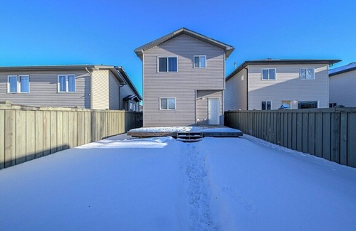 Grande Prairie Apartamento | Budget Stay | Kitchen Essentials | WIFI | Parking