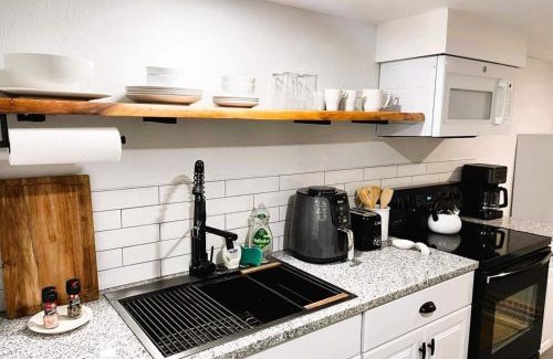 Central Oklahoma City Casa | Budget Studio Rainfall Shower Pet-friendly #c2