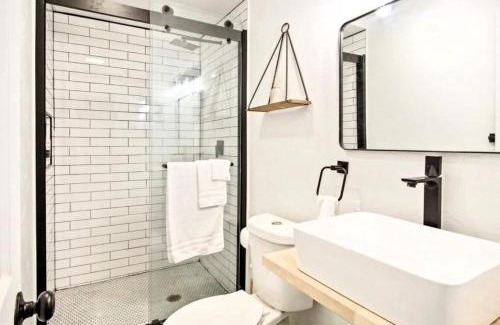 Central Oklahoma City Casa | Budget Studio Rainfall Shower Pet-friendly #c2