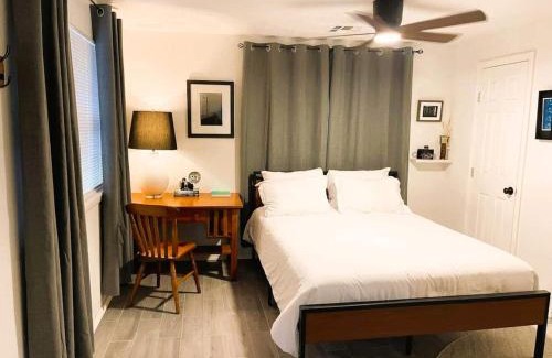 Central Oklahoma City Casa | Budget Studio Rainfall Shower Pet-friendly #c2
