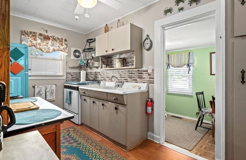 Chincoteague Cabaña | Bue Crab Bungalow - Charming in-town cottage!