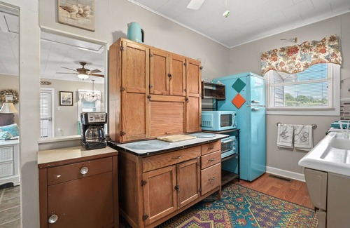 Chincoteague Cabaña | Bue Crab Bungalow - Charming in-town cottage!