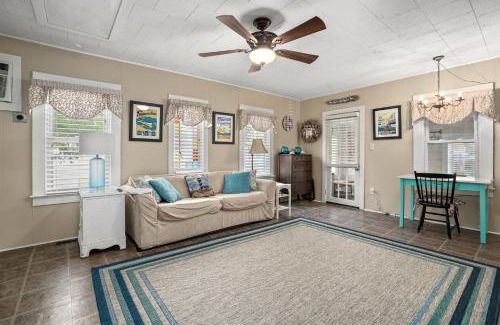 Chincoteague Casa | Bue Crab Bungalow - Charming in-town cottage!