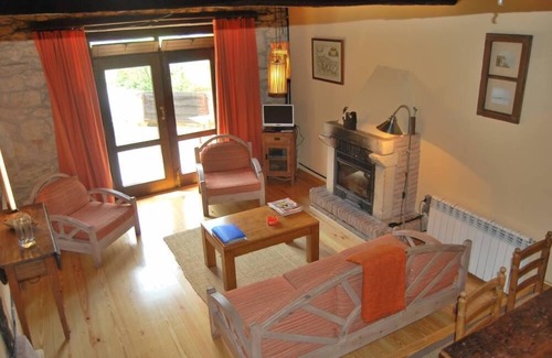 Peñamellera Baja Cabaña | Buelles: CASA RURAL, entre las montañas y mar calidad y comfort Casa con jardín