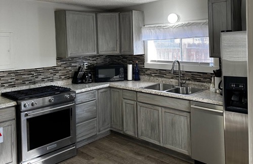 Buena Vista Casa | Buena Vista - 1 min to Mcphelemy Park - 2 min walk to downtown - Creek in back!
