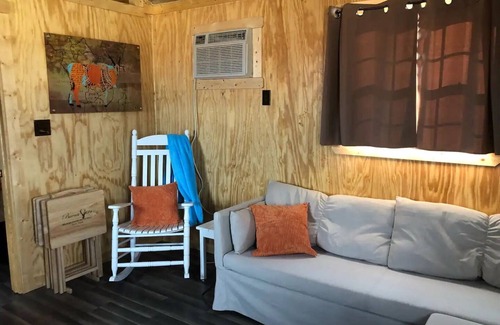 Evant Cabina | Buena Vista Wildlife Safari- Red Stag Cabin