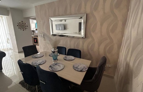 Santo Domingo Apartamento | Bueno, Bonito y Barato! Las 3 Bs estan aqui! A 2 cuadras del Downtown Center!