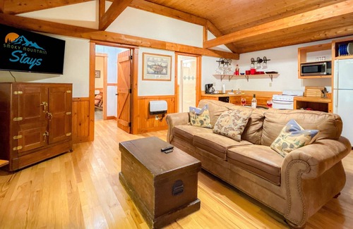 Bryson City Cabaña | Buffalo Bridge Cottage | Couples Retreat | Bryson City | Great Smoky Mountains