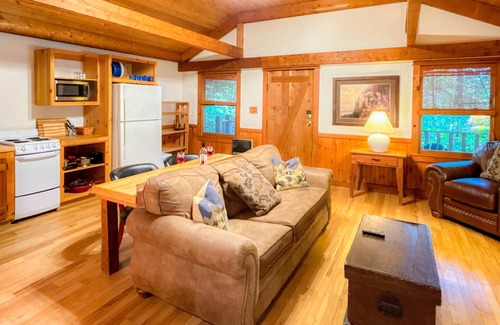 Bryson City Cabaña | Buffalo Bridge Cottage | Couples Retreat | Bryson City | Great Smoky Mountains