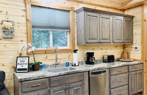 Island Park Casa | Buffalo Bungalow Tiny Cabin ~ Close to Yellowstone ~ Covered deck ~ Sleeps 2