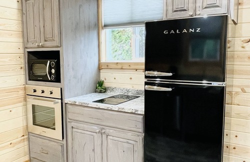 Island Park Casa | Buffalo Bungalow Tiny Cabin ~ Close to Yellowstone ~ Covered deck ~ Sleeps 2