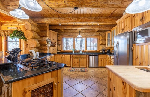 Creston Casa | Buffalo Creek Lodge - Private home on 12 acres. Stunning views, hiking trails, hot tub, pool table!