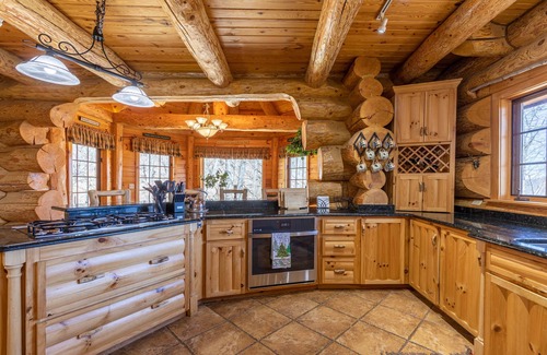 Creston Casa | Buffalo Creek Lodge - Private home on 12 acres. Stunning views, hiking trails, hot tub, pool table!
