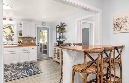 Buford Cabaña | Buford Getaway Fall Stay Near Train & Downtown