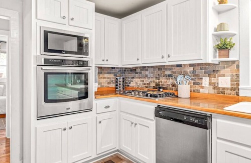 Buford Cabaña | Buford Getaway Fall Stay Near Train & Downtown