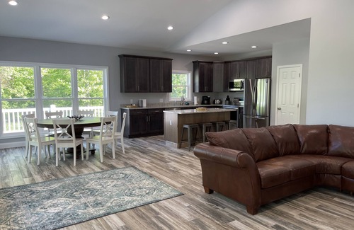 Grand Rivers Casa | Built in 2021 - 5 BR/4 BA Lakefront in Grand Rivers -The Only City on Both Lakes