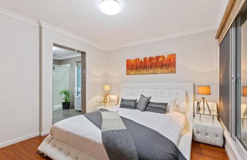 Bulla Casa | Bulla Hill Villas - Spacious Group Accommodation, 5 Min to Airport