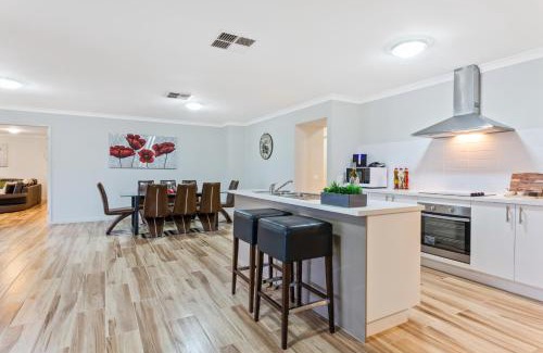 Bulla Casa | Bulla Hill Villas - Spacious Group Accommodation, 5 Min to Airport