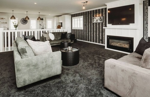 New Plymouth Casa | BULLER NOIRE OUTSTANDING