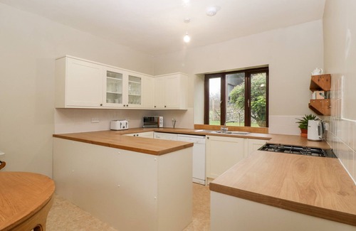 Mortimers Cross Cabaña | BULLFINCH COTTAGE, pet friendly, with open fire in Kingsland