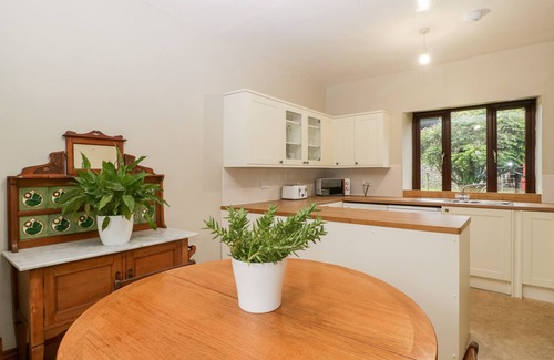 Mortimers Cross Cabaña | BULLFINCH COTTAGE, pet friendly, with open fire in Kingsland
