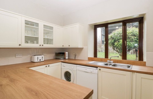 Mortimers Cross Cabaña | BULLFINCH COTTAGE, pet friendly, with open fire in Kingsland