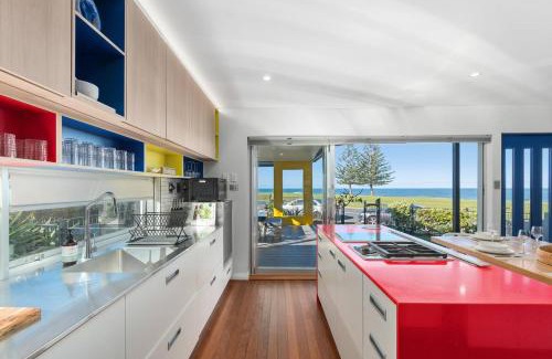 Bulli Casa | 'Bulli Escape' Bright Beachfront Stay & Scenic Views