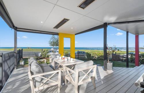 Bulli Casa | 'Bulli Escape' Bright Beachfront Stay & Scenic Views