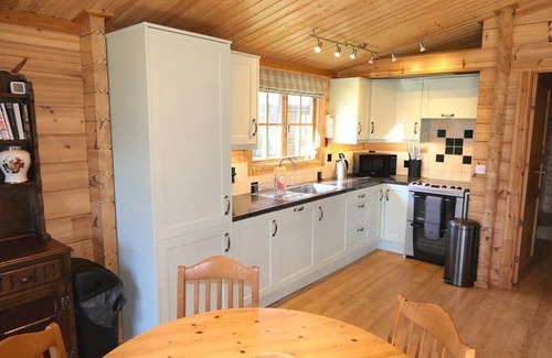 Alton Barnes Cabina | 'Bullrush' luxury Log Cabin. 3.5 acre lakeside setting in Pewsey Vale Wiltshire
