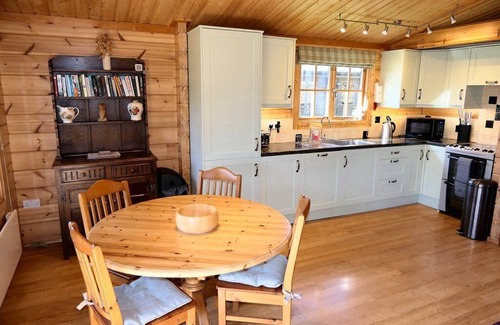 Alton Barnes Cabina | 'Bullrush' luxury Log Cabin. 3.5 acre lakeside setting in Pewsey Vale Wiltshire