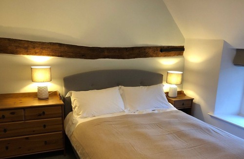 Stamford Casa | El alquiler vacacional Bumble Bee Barn está disponible para autoservicio de hasta 5 personas.