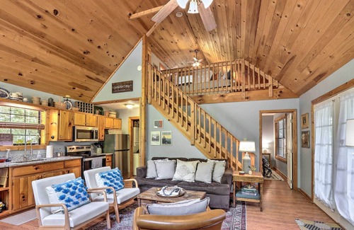 Murphy Cabaña | 'Bumblebee Cottage' Murphy Retreat w/ Hot Tub