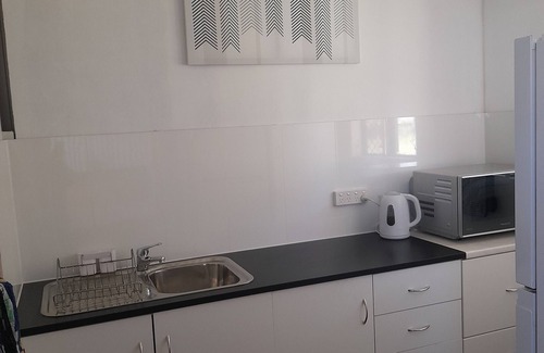 Coonarr Cabina | Bundaberg PETS A/C Small Rustic Cabin 1 bed kitchenette fridge bathroom BBQ deck