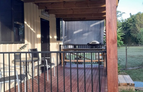 Coonarr Cabina | Bundaberg PETS A/C Small Rustic Cabin 1 bed kitchenette fridge bathroom BBQ deck