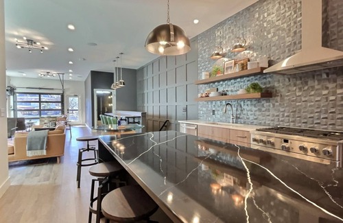 Cherokee Triangle Apartamento | Bungalou "Ultimate SILVER" (Sleeps 31)