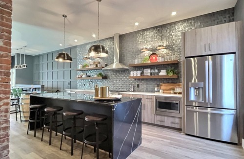 Cherokee Triangle Apartamento | Bungalou "Ultimate SILVER" (Sleeps 31)