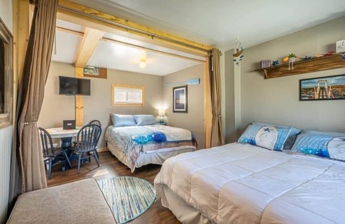 West Okoboji Casa | Bungalow 2: Boji Bunkhouse Bungalow