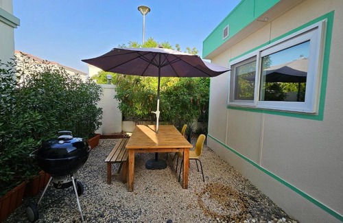 Jumeirah Village Triangle Casa | Bungalow 8 - Luxury 1-Bedroom Guest House in JVT