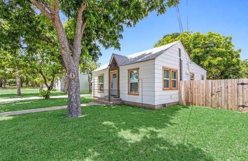 McGregor Casa | Bungalow Bliss - Large Backyard & Fire Pit