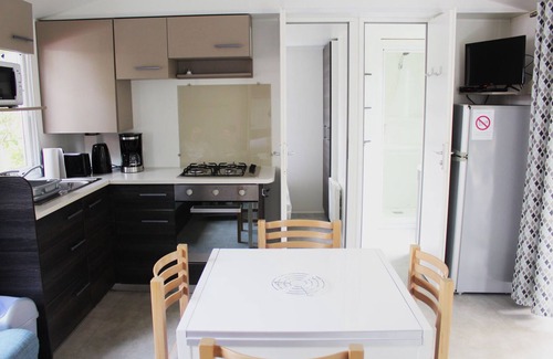 Les Mathes Alquiler De RV | Bungalow 'Camping 4 À 8 Personnes' con terraza privada y aire acondicionado