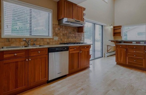 Delta Casa | Bungalow close to beach, Tsawwassen Town Centre Mall, Victoria Ferry Terminal