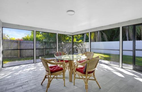 Central Naples Casa | Bungalow Close to Naples Beaches