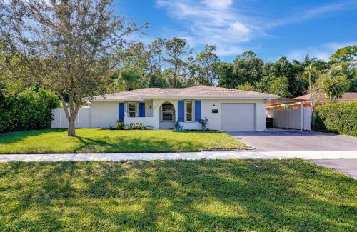 Central Naples Casa | Bungalow Close to Naples Beaches