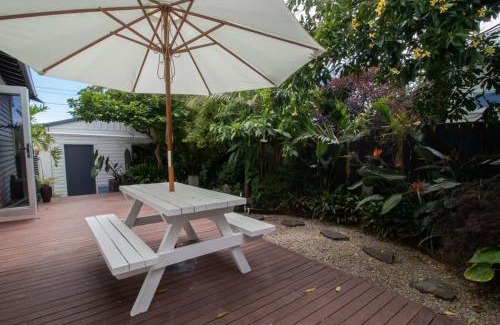 New Plymouth Casa | Bungalow Eight - 1930s charm near Pukekura Park