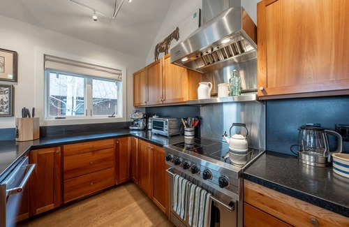 Wilson Casa | Bungalow in Heart of Wilson