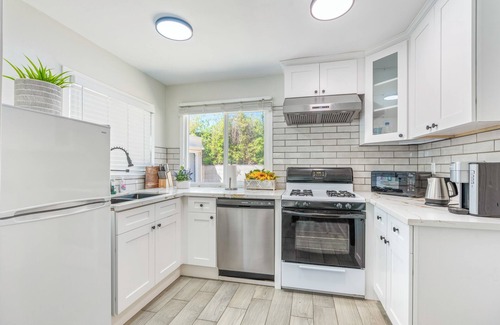 Alhambra Apartamento | Bungalow in Quiet, Safe Neighborhood King-Bed Near Downtown LA and OT Pasadena !