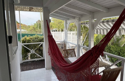 Saint-Francois Casa | Bungalow les hibiscus with Jacuzzi 200 meters from the beach