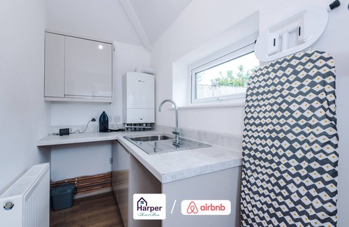 Ewloe Casa | Bungalow/Loft bedroom/Spacious/pool table/Driveway